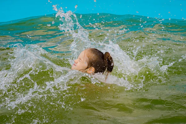 Bir Çocuk Havuzda Tek Başına Boğuluyor Birikintisinin Yanında Bir Çocuk — Stok fotoğraf