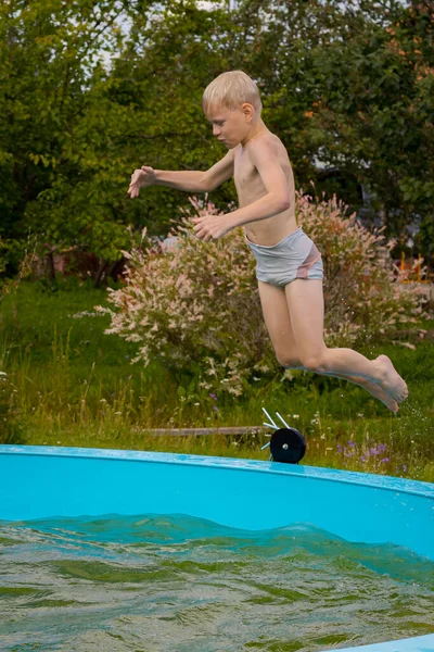 子供はプールで一人で溺れる 水のプールで子供 水の近くの子供の安全 ストック画像