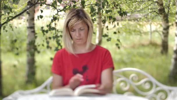 Masada Kitabı Olan Bir Kadın Bir Kadın Kitap Okuyor Evde — Stok video