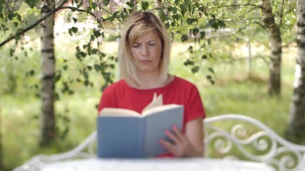 Μια Γυναίκα Ένα Βιβλίο Στο Τραπέζι Μια Γυναίκα Διαβάζει Ένα — Αρχείο Βίντεο