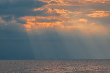 Deniz üzerinde fırtına bulutları. Yağmurlu bulutlu deniz kıyısı