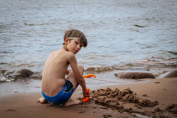 Boy Playing Sand Seashore Child Playing Sea Sand Sandy Shore — Stock Photo, Image