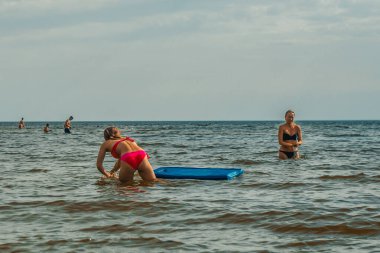 50 Euro 'luk banknot. Avro parası makro yakın plan. Avrupa Birliği 'nin 50 avro değerindeki nakit parasıyla ilgili ayrı haberler. Finansal özgürlük kavramı için tasarruf.