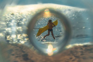 Plastik bir şişenin içinden deniz. Plastik bir şişenin içinden bir insanın görülebileceği deniz manzarasının yaratıcı bir bileşimi. Yumuşak seçici odak