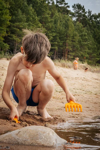Ein Junge Spielte Mit Sand Meeresufer Ein Kind Spielte Mit — Stockfoto