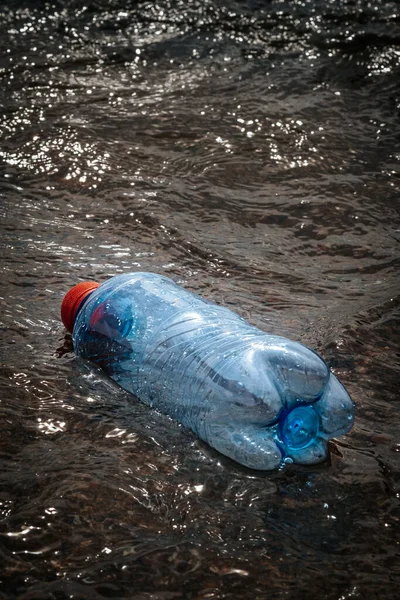 Пластиковая Бутылка Камней Берегу Моря Мусор Берегу Моря Микропластик Берегу — стоковое фото