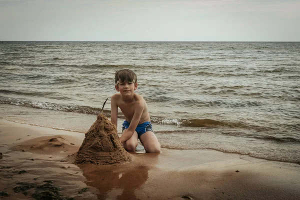 Ein Junge Baute Aus Sand Meeresufer Eine Pyramide Ein Kind — Stockfoto