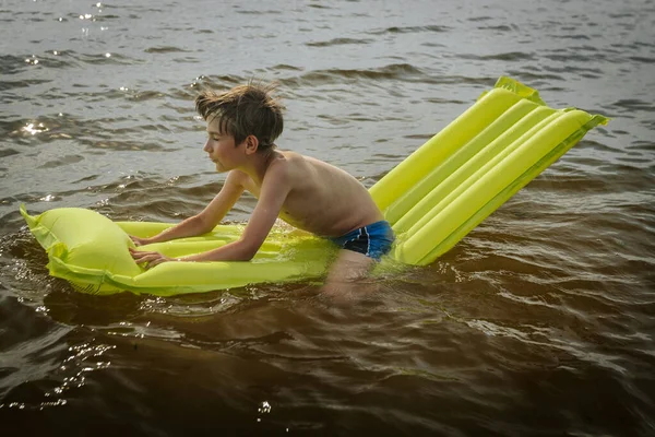 Ein Junge Auf Einer Aufblasbaren Matratze Meer Ein Lächelndes Kind — Stockfoto