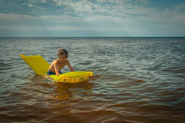 Ein Junge Auf Einer Aufblasbaren Matratze Meer Ein Lächelndes Kind — Stockfoto