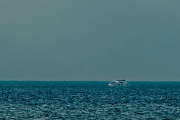 娱乐性的小船在炎热的空气中旋转着 天气炎热时 摩托艇出现在海面上 大气扭曲 热空气扭曲 热扭曲 空气折射 — 图库照片