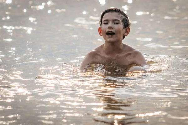 Ein Kind Schwimmt Einem Heißen Meer Ein Glücklicher Junge Schwimmt — Stockfoto