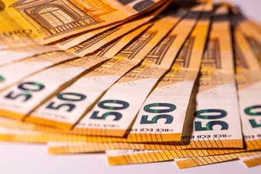 50 Euro 'luk banknot. Avro parası makro yakın plan. Avrupa Birliği 'nin 50 avro değerindeki nakit parasıyla ilgili ayrı haberler. Finansal özgürlük kavramı için tasarruf.