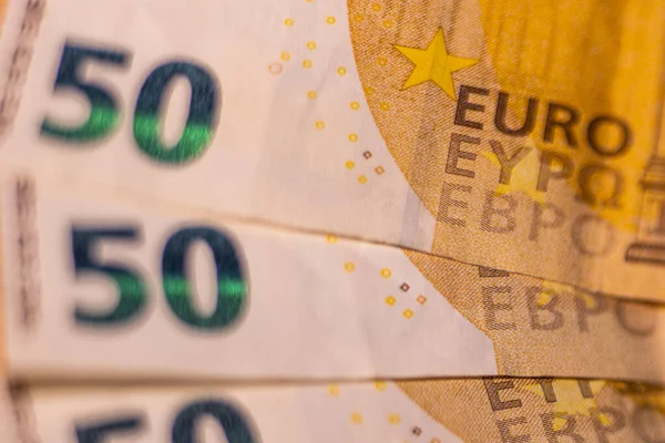 50ユーロ紙幣 ユーロマネーマクロのクローズアップ 50ユーロの名目価値を持つ欧州連合のユーロ現金に関する別のニュース 経済的自由の概念のための貯蓄 — ストック写真