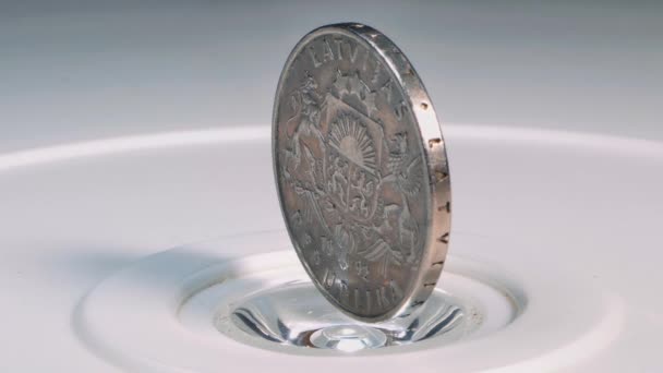 拉脱维亚一拉特硬币 硬币在欧元之前就会上锁 有一点历史的硬币 — 图库视频影像