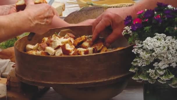 Celý Chleba Krájí Plátky Nožem Den Chlebů Lotyšsku Počest Chleba — Stock video