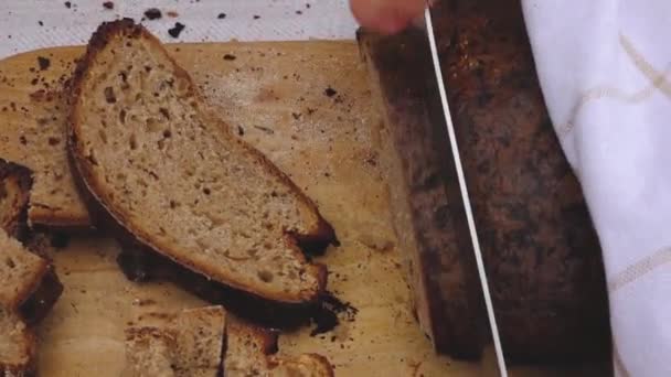 全粒パンはナイフでスライスする ラトビアのパンデー テーブルの上のパンに敬意を表する パン焼きの古代の伝統を称える — ストック動画