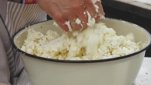 Süzme Peyniri Elle Diziyorum Yapımı Süzme Peynir — Stok video