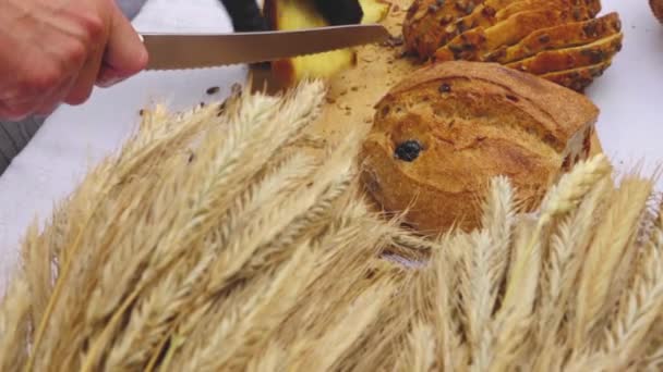 Volkoren Brood Wordt Plakjes Gesneden Met Een Mes Brooddag Letland — Stockvideo