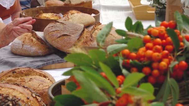 全粒パンはナイフでスライスする ラトビアのパンデー テーブルの上のパンに敬意を表する パン焼きの古代の伝統を称える — ストック動画