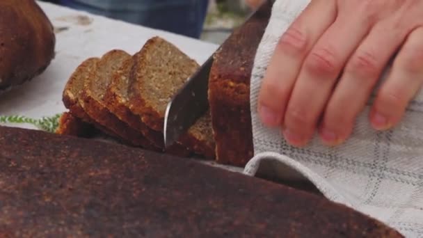 Vollkornbrot Wird Mit Einem Messer Scheiben Geschnitten Tag Des Brotes — Stockvideo