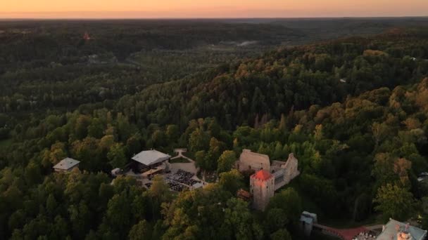 Sigulda Slott Vid Solnedgången Operadagar Palatsets Scen Park Det Antika — Stockvideo
