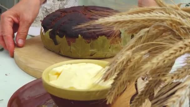 Цільний Хліб Нарізають Шматочками Ножем День Хліба Латвії Вшанування Хліба — стокове відео