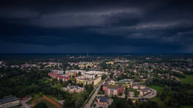 Fırtınadan önce Valmiera şehri. Fırtına şehre yaklaşıyordu. Yumuşak seçici odaklanma. Yapay olarak oluşturulmuş taneli bir resim