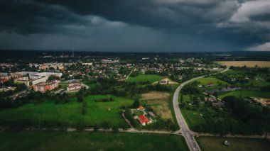 Fırtınadan önce Valmiera şehri. Fırtına şehre yaklaşıyordu. Yumuşak seçici odaklanma. Yapay olarak oluşturulmuş taneli bir resim