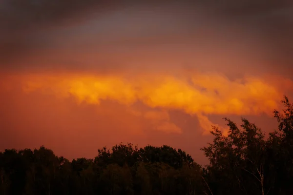 日没ドローンビューの嵐雲 雨雲が降る大きな嵐 — ストック写真