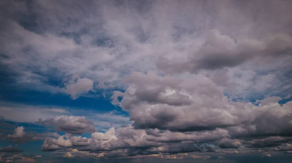 嵐雲ドローンビュー 雨雲が降る大きな嵐 — ストック写真