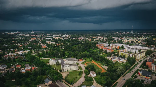 Fırtınadan önce Valmiera şehri. Fırtına şehre yaklaşıyordu. Yumuşak seçici odaklanma. Yapay olarak oluşturulmuş taneli bir resim