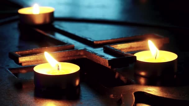 Egy Vaskereszt Asztalon Három Gyertyával Vaskereszt Égő Gyertyákkal Vallási Emlékezet — Stock videók