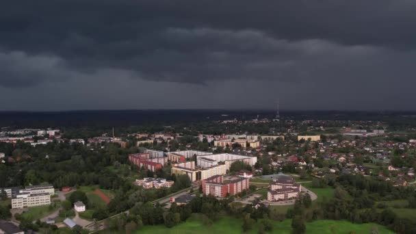 Cidade Valmiera Antes Tempestade Tempestade Aproximava Cidade Foco Seletivo Suave — Vídeo de Stock