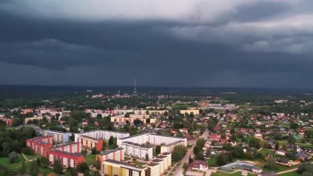 Πόλη Valmiera Πριν Από Την Καταιγίδα Καταιγίδα Πλησίαζε Την Πόλη — Αρχείο Βίντεο