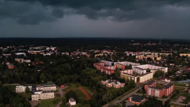 Stad Valmiera Voor Storm Storm Naderde Stad Zachte Selectieve Focus — Stockvideo