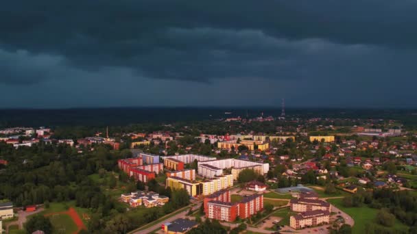 Město Valmiera Před Bouří Bouře Blížila Městu Měkké Selektivní Zaměření — Stock video
