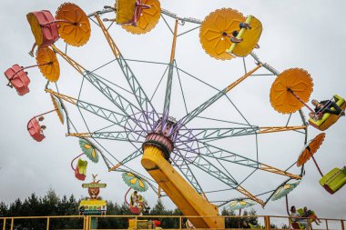 Döndürme çemberi olan bir çekim. Yatay olarak 360 dereceye dön.