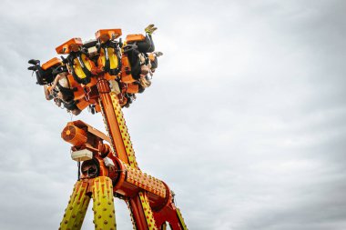 Ayakları havada bir cazibe. Üç yüz altmış dereceye dönün.