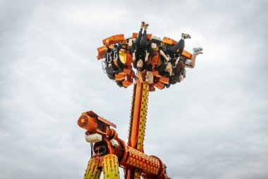 Ayakları havada bir cazibe. Üç yüz altmış dereceye dönün.