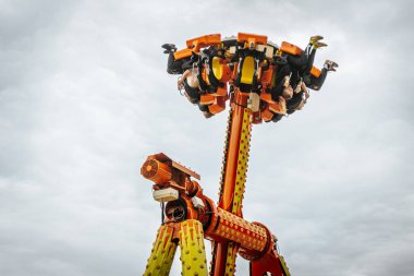 Ayakları havada bir cazibe. Üç yüz altmış dereceye dönün.