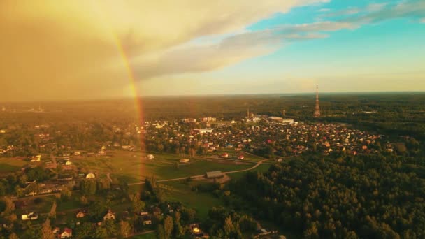 街の向こうに虹がある 雨が降った虹が木を越える 虹の壮大なドローンビュー — ストック動画
