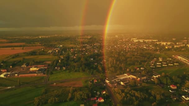 Regenboog Stad Een Regenboog Met Regen Gaat Bomen Een Episch — Stockvideo