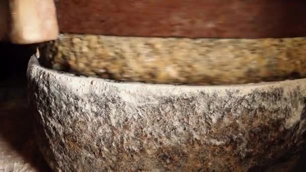 用古老的石头磨碎黑麦谷粒 拉脱维亚的面包日 向桌上的面包致敬尊重烘焙面包的古老传统 — 图库视频影像