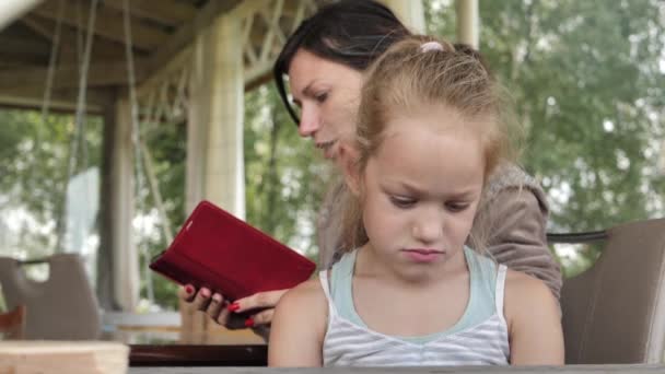 Ένα Κοριτσάκι Όμορφα Μάτια Παιδί Κάθεται Στο Τραπέζι Μητέρα Του — Αρχείο Βίντεο