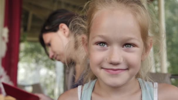 Маленькая Девочка Красивыми Глазами Ребенок Сидит Столом Своей Матерью — стоковое видео