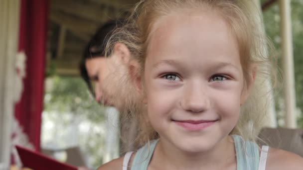 Lille Pige Med Smukke Øjne Barnet Sidder Ved Bordet Med – Stock-video