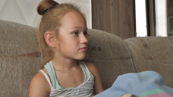 Une Petite Fille Avec Beaux Yeux Enfant Regarde Devant Lui — Video