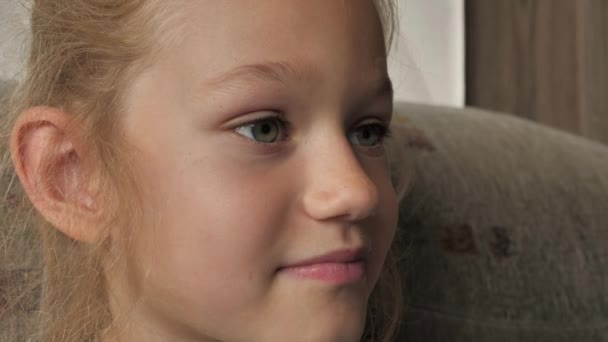 Маленька Дівчинка Красивими Очима Дитина Дивиться Вперед Великими Очима Самотність — стокове відео