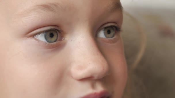 Uma Menina Com Olhos Bonitos Criança Olha Para Frente Com — Vídeo de Stock
