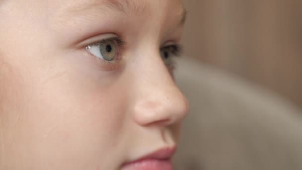 Liten Flicka Med Vackra Ögon Barnet Ser Framåt Med Stora — Stockvideo